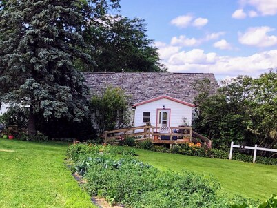 Private, Cozy, Driftless 2BR Farmhouse on 80 acres, 2 miles from Viroqua, WI