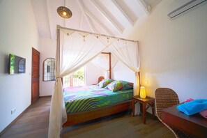 4 chambres, coffres-forts dans les chambres, fer et planche à repasser