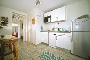 Frigorífico, microondas, horno y placa de cocina