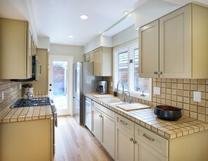 Refrigerador, microondas, horno, placa de cocina