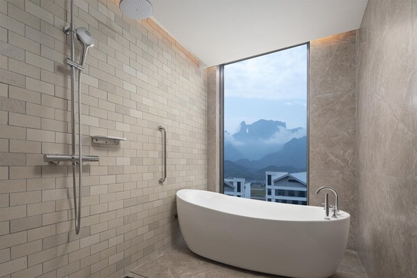 Superior Room, 1 King Bed | Bathroom | Hair dryer, slippers - Hilton Garden Inn Zhangjiajie Tianmen Mountain (Zhangjiajie)