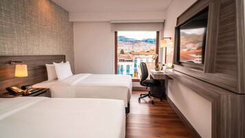 Standaard kamer, 2 tweepersoonsbedden, niet-roken | Een minibar, een kluis op de kamer, individueel gedecoreerd, een bureau