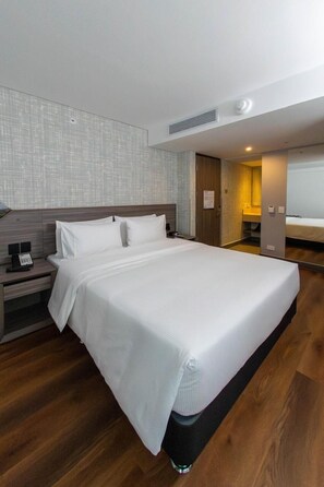 ミニバー、セーフティボックス (室内)、デスク、ベビーベッド (無料)