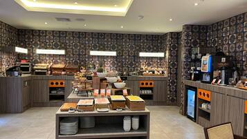 Café da manhã com buffet grátis todos os dias