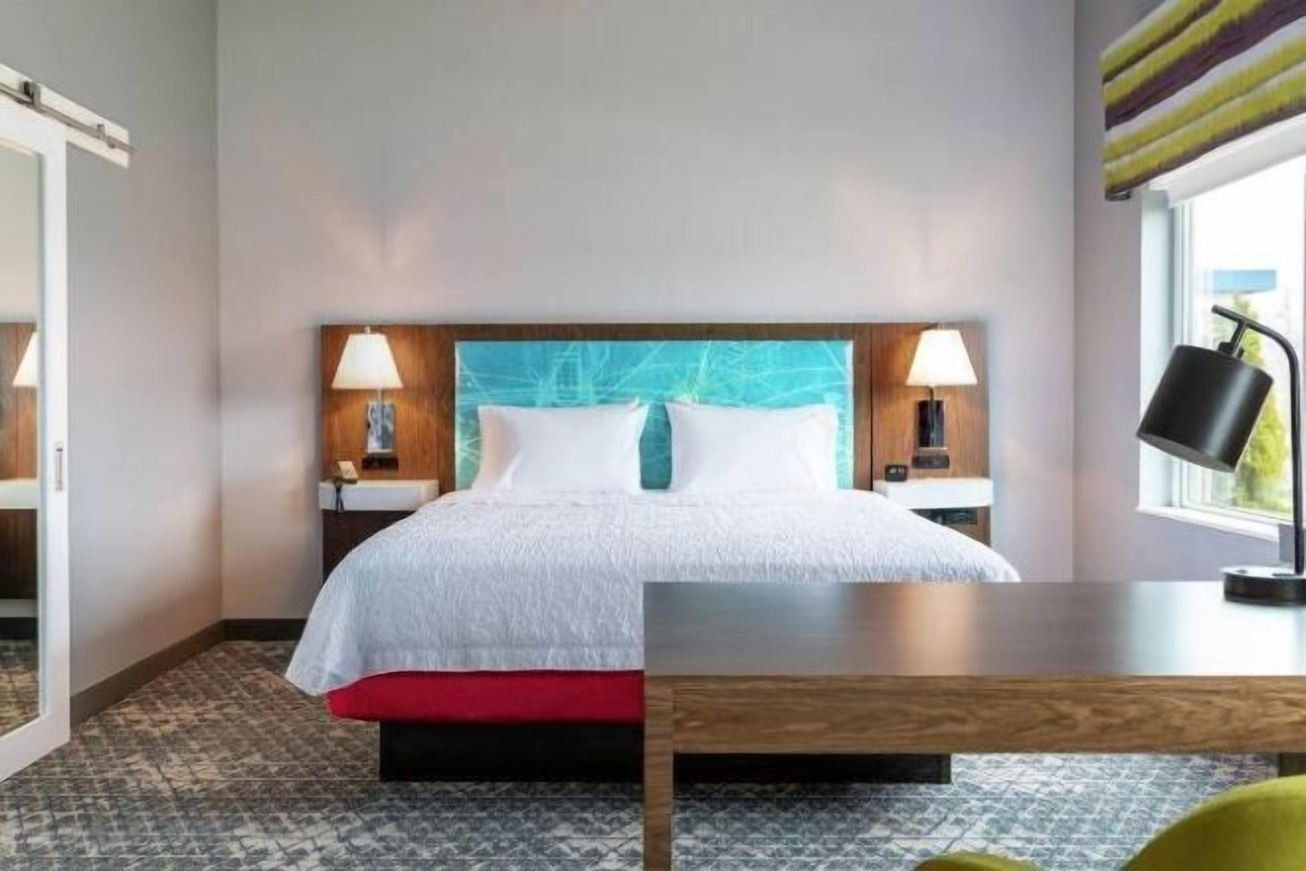 Minibar, két bảo mật tại phòng, bàn 