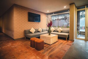 Lobby sitting area - Hampton By Hilton Cusco (Cusco)