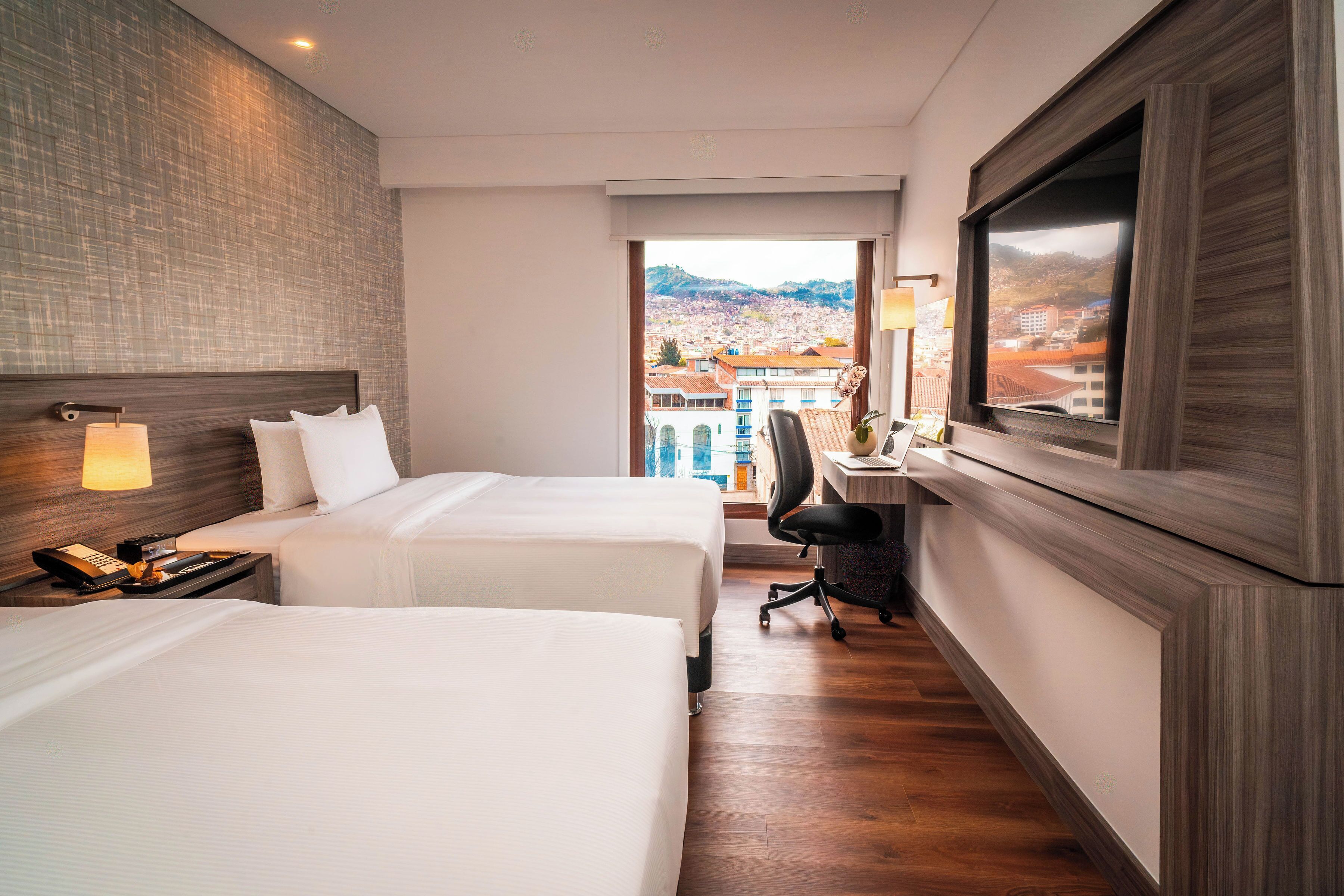 Rom – standard, 2 dobbeltsenger, ikke-røyk | Minibar, safe på rommet, individuelt dekorert og skrivebord