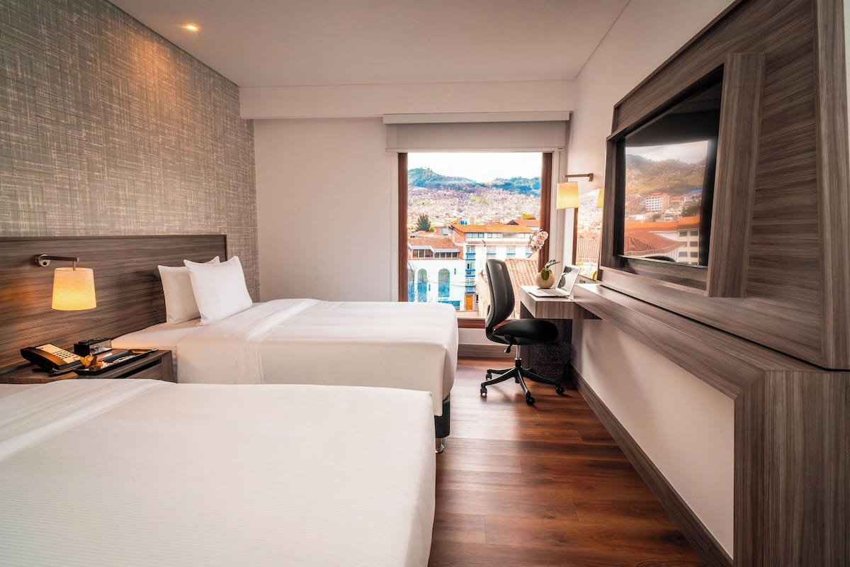 Rom – standard, 2 dobbeltsenger, ikke-røyk | Minibar, safe på rommet, individuelt dekorert og skrivebord