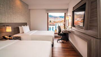 Minibar, caja de seguridad en la habitación y decoración personalizada