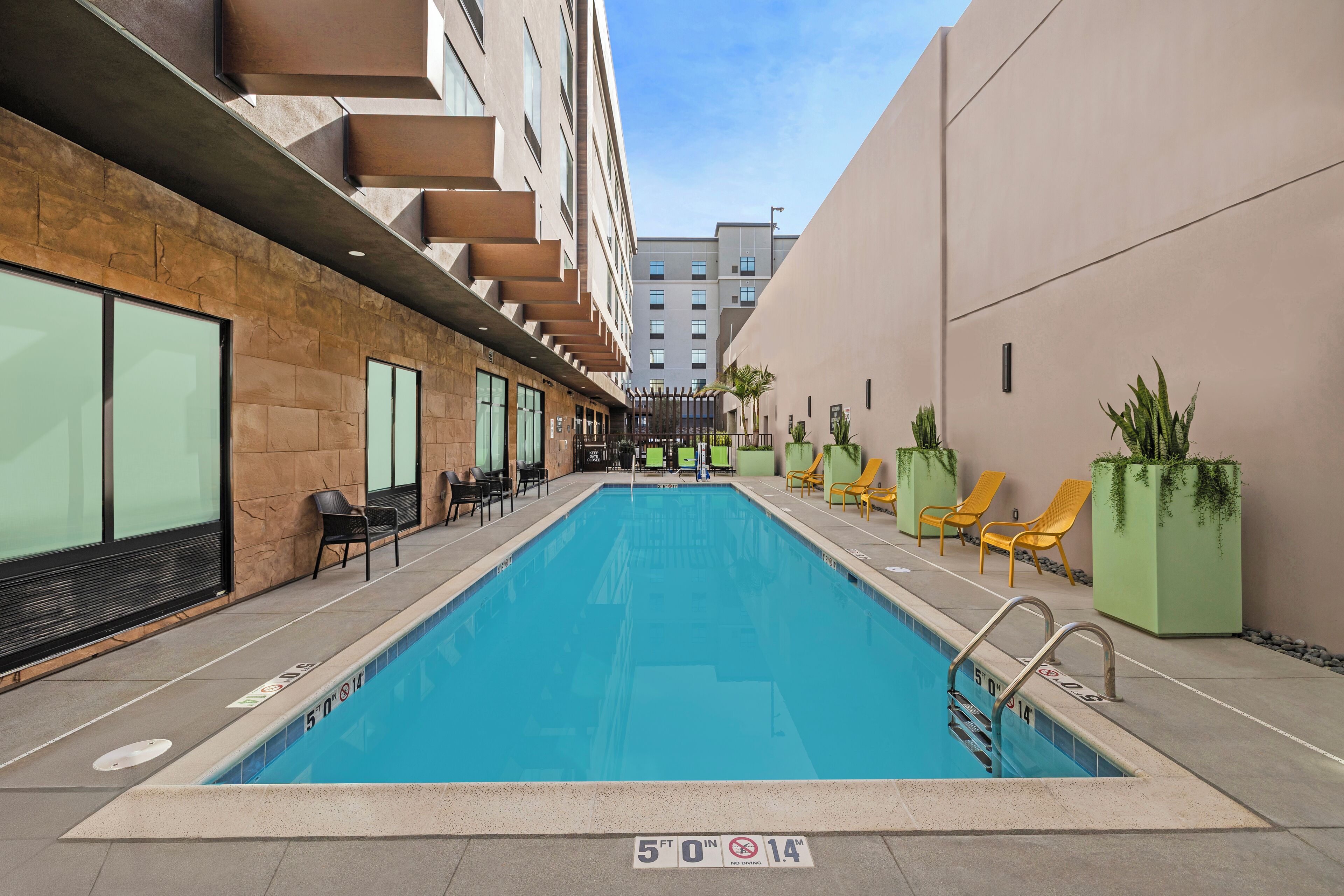 季节性开放的室外游泳池