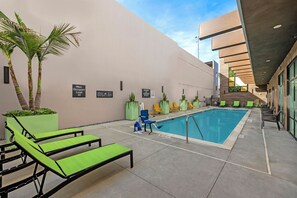 Seasonal outdoor pool - Home2 Suites By Hilton Riverside Downtown (Riverside)