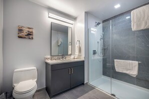 Apartment, Pets Allowed | Bathroom | Free toiletries, hair dryer, towels, toilet paper - 3Thirty3 (New Rochelle)