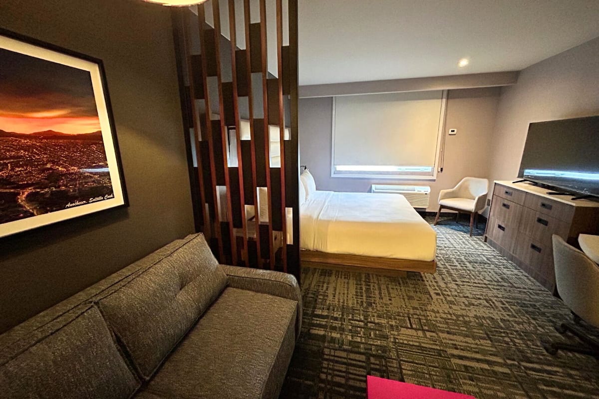 Tallelokero huoneessa, työpöytä