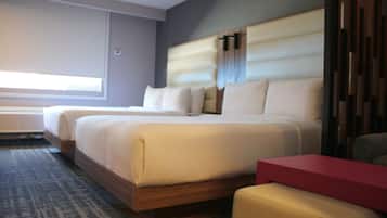 Studiosuite, 2 dobbeltsenger | Safe på rommet, skrivebord og skrivebord for bærbar PC