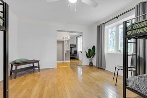 4 habitaciones, escritorio y tabla de planchar con plancha