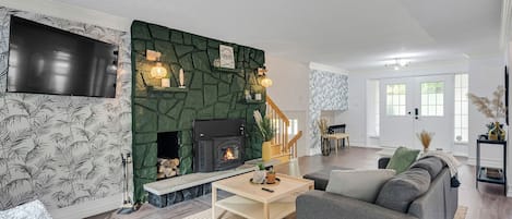 Smart TV, chimenea, mesa de ping pong