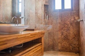 Regadera, toallas, jabón, papel de baño 