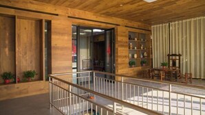 Een ruim interieur met houten wanden en een balkon.
