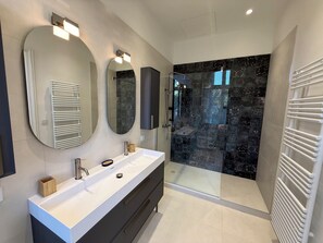 Shower, hair dryer, towels