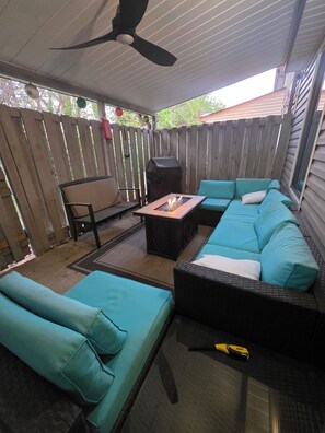 TV connectée, cheminée, lecteur de DVD, livres