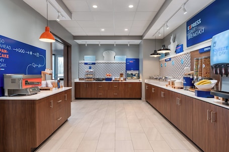 Petit déjeuner buffet compris tous les jours. Holiday Inn Express & Suites Westfield Indianapolis by IHG