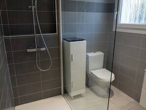 Douche, sèche-cheveux