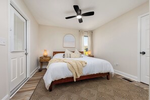 3 bedrooms, iron/ironing board, free WiFi, bed sheets - Cute & Clean Canalfront  - 6 guests - Hot tub (Kill Devil Hills)