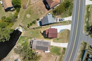 Vista aérea de una zona residencial con casas, una carretera y un río.