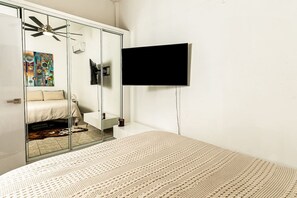 3 bedrooms, desk, iron/ironing board, WiFi