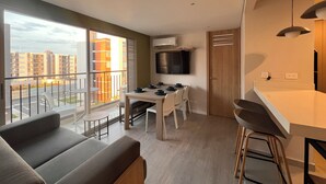 A modern apartment with a balcony, a dining area, a kitchen, and a living room. - Relax in Flandes Tolima, apartment with Swimming Pool (Flandes)