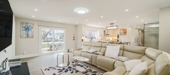 Bright Lakeside Cottage | 4br & 16 guest max | Private Dock & Nature Retreat