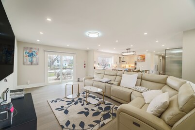 Bright Lakeside Cottage | 4br & 16 guest max | Private Dock & Nature Retreat