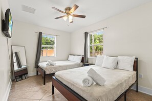 3 chambres, fer et planche à repasser, Wi-Fi, draps fournis
