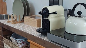 Køleskab, kogeplade, kaffe-/temaskine, elkedel