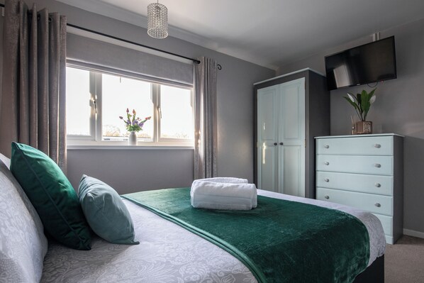 3 Schlafzimmer, Schreibtisch, Bügeleisen/Bügelbrett, WLAN