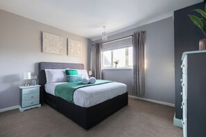 3 bedrooms, desk, iron/ironing board, WiFi - Spacious 3-Bedroom Home in Basildon, Essex London (Basildon)