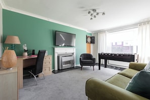 Smart TV - Spacious 3-Bedroom Home in Basildon, Essex London (Basildon)