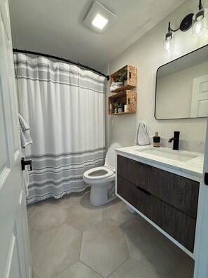 Dusche, Haartrockner, Handtücher, Seife