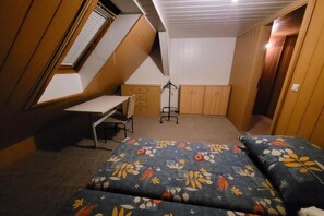 6 bedrooms, desk, iron/ironing board, free WiFi