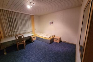 6 bedrooms, desk, iron/ironing board, free WiFi - Monteurzimmer Röderland - from 15€ per person and night (Röderland)