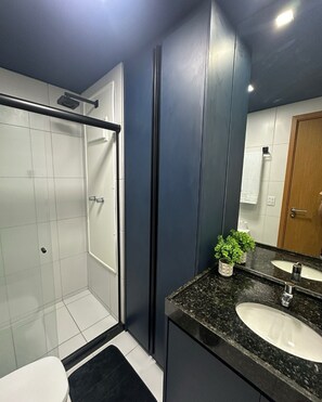 Douche, serviettes fournies, papier toilette