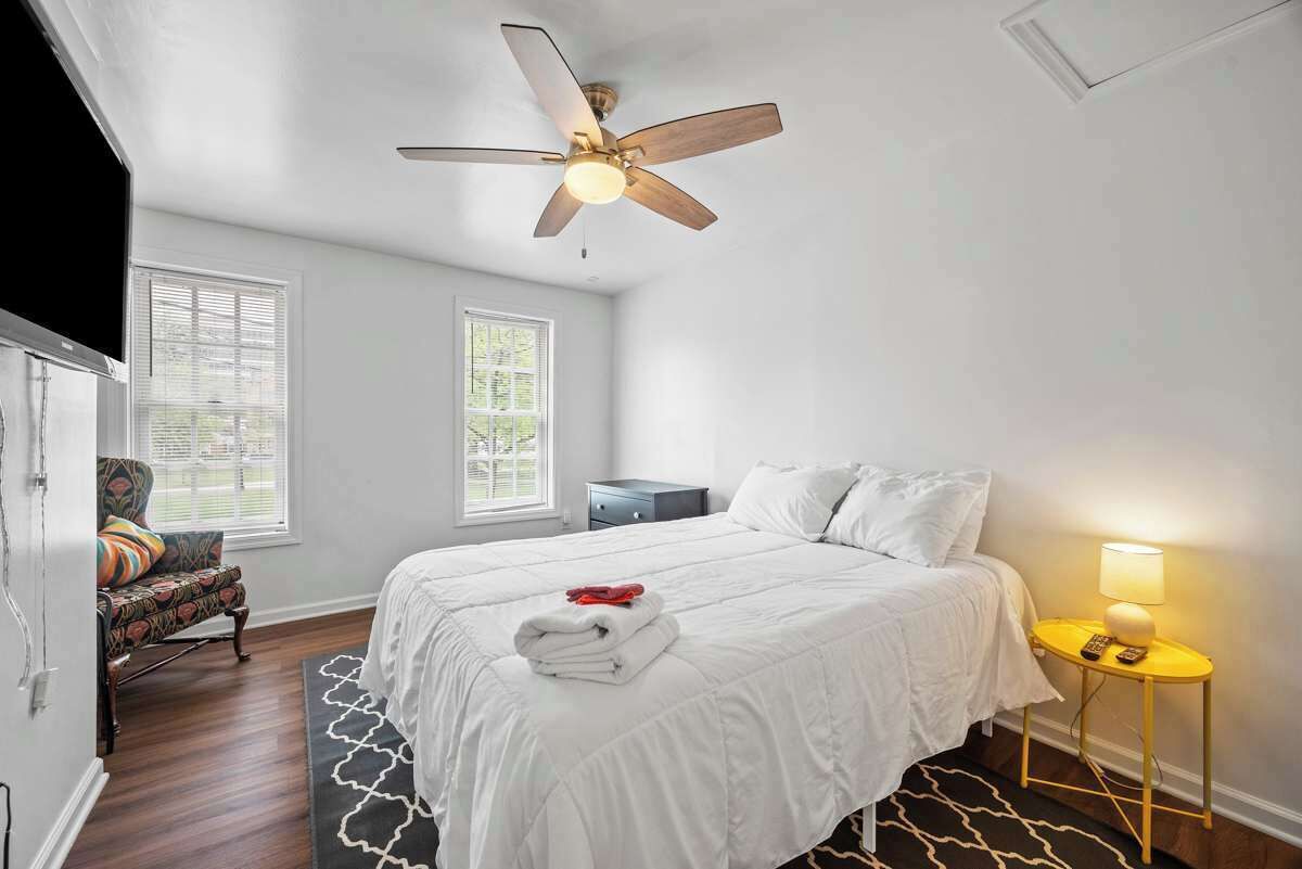 2 habitaciones, escritorio y tabla de planchar con plancha 