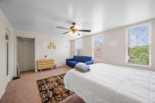 Bright & Cozy 2 Bed Home  Private Parking