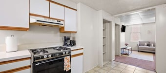 Bright & Cozy 2 Bed Home  Private Parking