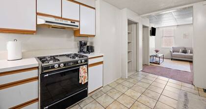 Bright & Cozy 2 Bed Home Private Parking