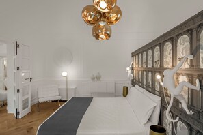 Suite luxueuse, 1 très grand lit et 1 canapé-lit, vue sur la ville | 1 chambre, accès au Wi-Fi (inclus)