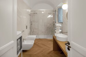 Suite luxueuse, 1 très grand lit et 1 canapé-lit, vue sur la ville | Salle de bain | Baignoire, articles de toilette (gratuits), séchoir à cheveux