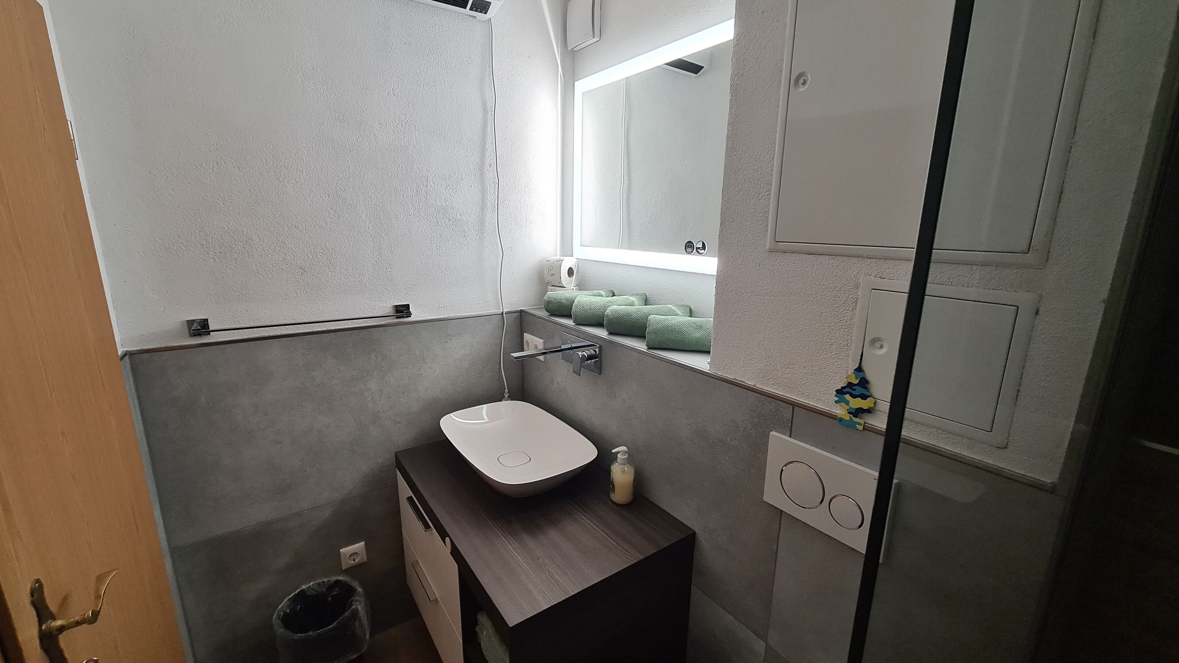 Regadera, secadora de cabello, toallas, papel de baño 