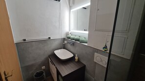 تجهيزات دش، مجففات شعر، مناشف، ورق حمّام