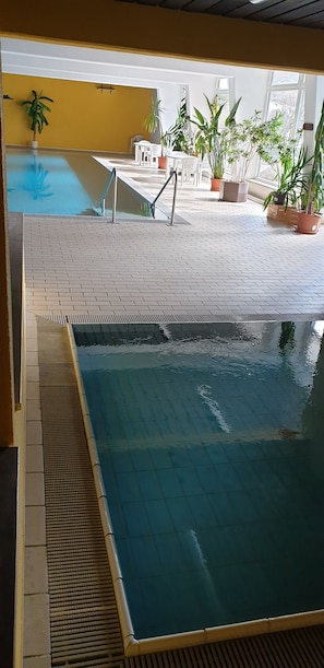 Een binnenzwembad, een verwarmd zwembad